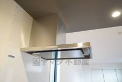 風量が弱・強と切替え可能なレンジフードが調理中の煙をしっかり吸い込みます。手元を照らすライト付きです。