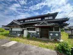 勝手口側外観。昔ながらの落ち着きと和の雰囲気を残した外観は、古民家風の住まいをお探しの方にもおすすめです＾＾