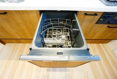 食事の後の手間を解消する食器洗い乾燥機付。冬場の洗い物で手荒れの悩みもなくなります。手洗いよりも節約できて便利。