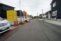 現地（2025.年10月21日）撮影。前面道路は広く、車同士がすれ違うスペースが十分にあります。落ち着いた住宅地内で快適な生活を実現してみませんか＾＾