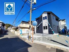 南向きで陽当り良好＾＾シンプルでいつまでも飽きのこないデザインが周囲の環境に調和し、どんなご家族にもフィットするデザインです。