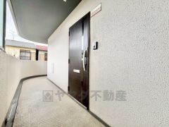 質感、使いやすさ、安全性、断熱性能を併せ持った玄関ドアです。