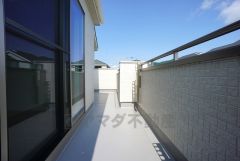 同仕様写真。広々としたバルコニー。 天気のいい日にはお布団もまとめて干せそうですね＾＾