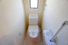 温水洗浄機付トイレです。節水機能もあるので、安心して使えますね。もちろん、1階2階の2ヶ所にトイレがあるので、忙しい朝にもゆとりができますね。