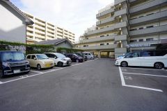 敷地内平面駐車場。月額5000円～7000円。空き状況についてはお問い合わせ下さい＾＾