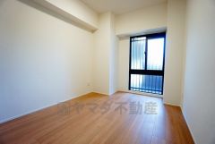 暖かい日差しが差し込む洋室。たっぷり収納できるクローゼット付きでお部屋の中をすっきりと快適に保てます。