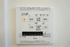 同仕様写真。雨の日の洗濯も安心できる浴室暖房乾燥機付き浴室。リモコンで操作もボタン1つで簡単。