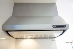 お手入れが簡単なスリム型レンジフードです。調理により発生する油煙や臭いを吸い込み、屋外へ排気してくれます。