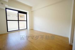 寛ぎの時間を紡ぎだす主寝室は、大型ベッドを置いても余裕の広さを確保しています。