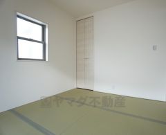 同仕様写真。リビングからの続き間として和室をご用意しました。普段はリビングとつなげて開放的なスペースとして、来客時には客間としてお使いいただけます。