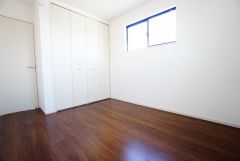 木目調のシンプルデザインで落ち着きと安らぎの空間に仕上げています。各部屋に収納が完備されているので、お荷物が増えても安心の設計です。