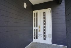 家の顔となる玄関扉がかっこいいと、たくさんの人を招き入れたくなりますね＾＾奥まって設置されており、雨にも濡れにくくなっています。