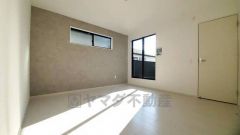 寛ぎの時間を紡ぎだす主寝室は、大型ベッドを置いても余裕の広さを確保しています。