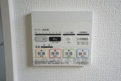 同仕様写真。浴室暖房乾燥機付き。天候に左右されず、いつでも好きなときに洗濯物を干せるので、仕事や家事で忙しい方に重宝します。