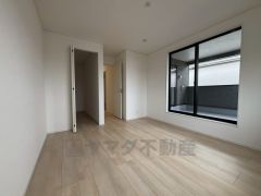 ご夫婦お二人のプライベートシーンを演出する寝室は、大容量のウォークインクローゼット付き。