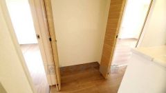 2階の廊下にも収納を確保。各居室に入りきれなかった荷物や、2階で使用する日用品のストック置き場に便利です。