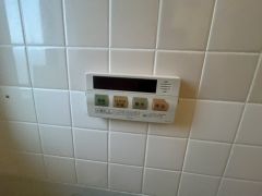 追い焚き機能を備えており、ご家族の入浴時間が異なっても快適にご利用いただけます。ボタン操作も分かりやすく安心です。