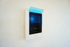 防犯性、セキュリティ対策に安心できるテレビモニター付きインターフォンです。セールスマン対策にもなり安心できます。