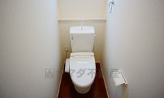 同仕様写真。温水洗浄機付トイレです。節水機能もあるので、安心して使えますね。もちろん、1階2階の2ヶ所にトイレがあるので、忙しい朝にもゆとりができますね。