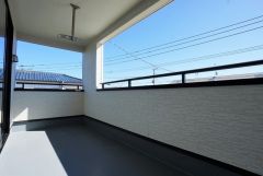 同仕様写真。幅広のインナーバルコニーは多少の雨でも洗濯物を守ってくれ、家事を助けてくれること間違いなし。眩しすぎる日差しも和らげます。