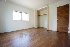 同仕様写真。住む人のこだわりを活かす洋室。日当たりがよく、寝室としての利用もおすすめ。広めのクローゼットには荷物をすっきり片付けられ、ゆとりのある暮らしが出来ます＾＾