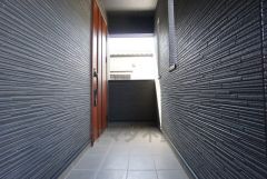 家の顔となる玄関扉がかっこいいと、たくさんの人を招き入れたくなりますね＾＾ 奥まって設置されており、雨にも濡れにくくなっています。