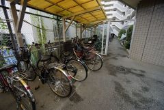 大切な自転車を守れるよう屋根付きの自転車置き場になっております。