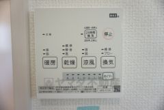 同仕様写真。浴室暖房乾燥機には、暖房、乾燥、涼風、換気の4つの機能が付いています。タイマー付き。