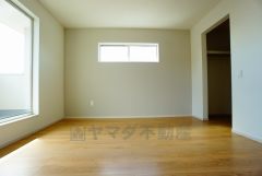 同仕様写真。寛ぎの時間を紡ぎだす主寝室は、大型ベッドを置いても余裕の広さを確保しています。