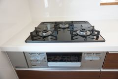 同仕様写真。複数の調理を一度に行うことができる3口コンロ。効率よくお料理が出来ます。毎日のお料理も楽しくなりますね＾＾