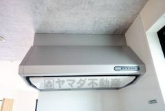 お手入れが簡単なスリム型レンジフードです。調理により発生する油煙や臭いを吸い込み、屋外へ排気してくれます。