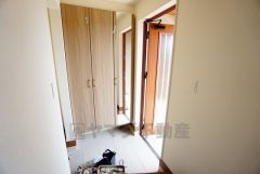 シューズボックスには、家族全員の靴がきれいに整頓できます。全身鏡付きで、お出かけ前にコーディネートのチェックが出来ますね。