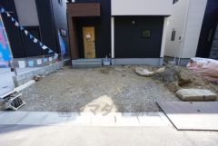 駐車スペースはゆとりある2台分を確保。マイカー用に、お客さま用に、余裕を持ってご利用いただけます。