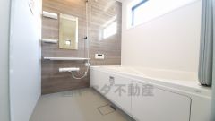 1日の疲れを癒すくつろぎのバスルーム。足を伸ばしてもゆったりと入れるサイズです。お子様と一緒にお風呂に入っても狭くないですね^^