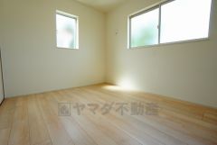 同仕様写真。2面採光を確保した明るい室内は、風通しも良く、大変居心地の良い空間となっております。爽やかな風を感じて起きる朝は、快適生活の始まりに。