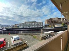 バルコニーからの眺望です。周りに高い建物がないので眺望良好です。南向きで、日当たりも良好。お洗濯物が良く乾きます。