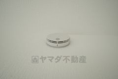 火災による煙や熱を感知して、警報音やブザー等で火災の発生を知らせてくれる火災警報器。