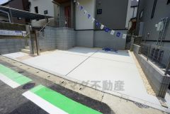 駐車スペースはゆとりある2台分を確保。マイカー用に、お客さま用に、余裕を持ってご利用いただけます。