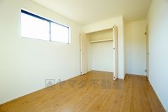 住む人のこだわりを活かす洋室。日当たりがよく、寝室としての利用もおすすめ。広めのクローゼットには荷物をすっきり片付けられ、ゆとりのある暮らしが出来ます＾＾