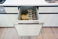 炊事時間を大幅に短縮できる食器洗浄乾燥機付き＾＾食器を洗う手間が減るので家族とのコミュニケーションの時間や自分の時間が増えますね。