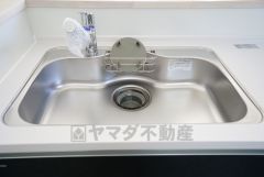 広々としたステンレスシンクには、洗剤やスポンジを収納出来るラック付き。広さも確保しているので、大きなお鍋も洗いやすいです。