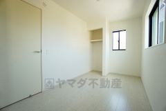 暖かい日差しが差し込む洋室。たっぷり収納できるクローゼット付きでお部屋の中をすっきりと快適に保てます。