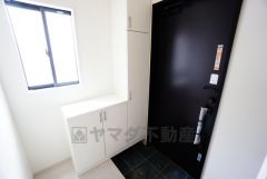 玄関には靴以外も収納できそうなシューズクローク付き＾＾靴が散らばらずスッキリした玄関を維持できますね。