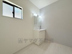 三面鏡つき洗面台。鏡裏にたっぷりとした収納スペースがあります。鏡を閉めてしまえば小物は見えないため、スッキリとした印象の洗面台にできます。