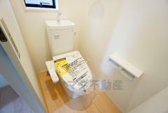 温水洗浄機付トイレです。節水機能もあるので、安心して使えますね。もちろん、1階2階の2ヶ所にトイレがあるので、忙しい朝にもゆとりができますね。