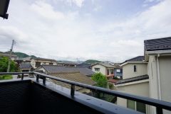 周辺は住宅街となっており、高い建物もないので見晴らし良好です。視線が抜けるので圧迫感もないですね＾＾