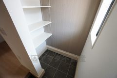 同仕様写真。ベビーカーや泥のついたおもちゃをしまうのに便利なスペースです。玄関周りをスッキリさせることが出来ます＾＾