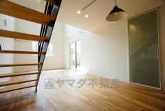 リビングは広々とした設計で、家族が集い、寛ぐ暮らしの空間を演出しています。