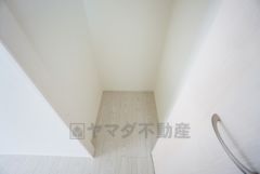 まとめ買いしてもこの収納量なら心配要らずのパントリー。調理家電や食品のストックをすっきりまとめられ、キッチン周りを広々使えます。