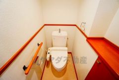 温水洗浄機付トイレです。節水機能もあるので、安心して使えますね。すっきりした見た目で、トイレ奥の掃除もしやすいです。